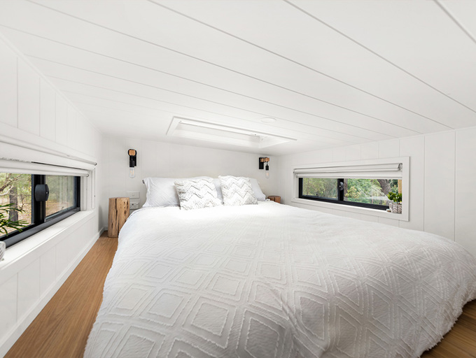 Teewah 7.2 - Main Loft with Queen Size Bed and Skylight